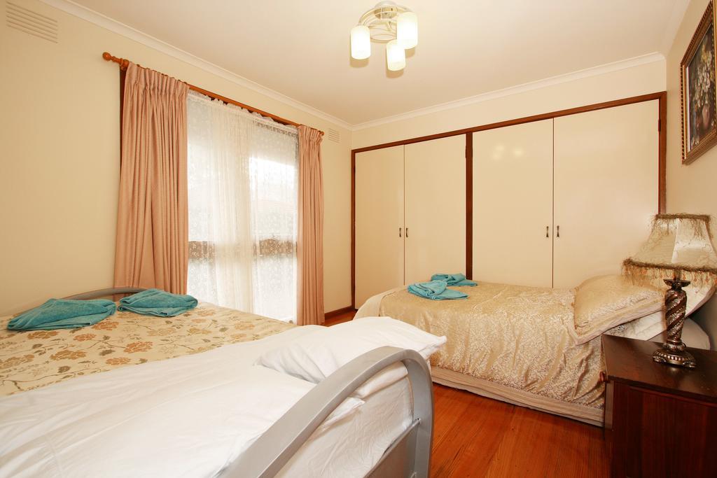 Rent Melbourne Villa Room photo