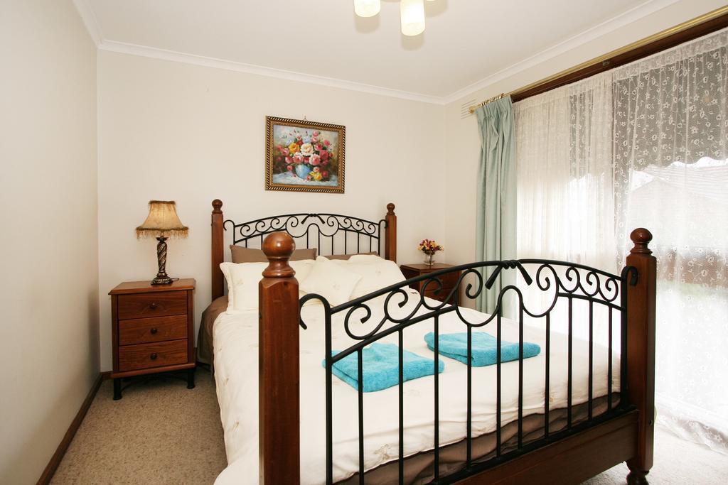 Rent Melbourne Villa Room photo