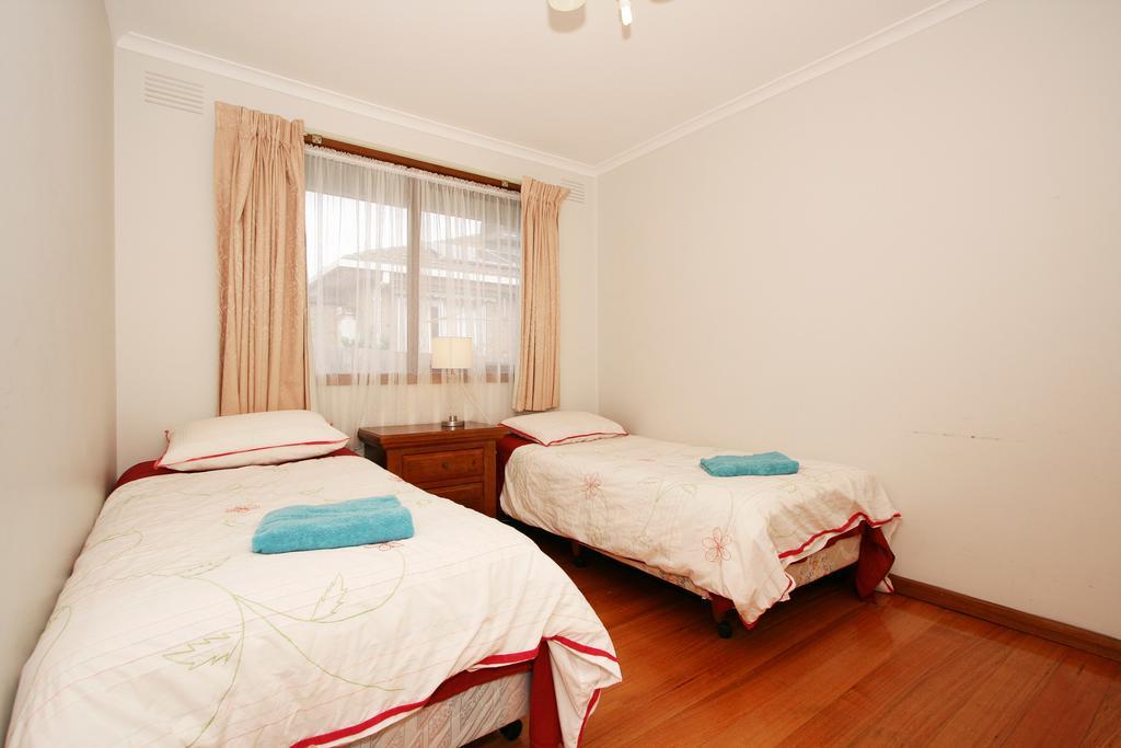 Rent Melbourne Villa Room photo