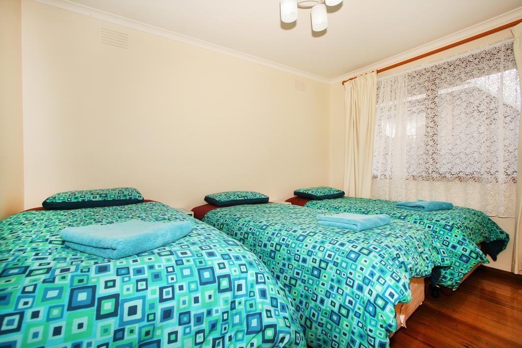 Rent Melbourne Villa Room photo