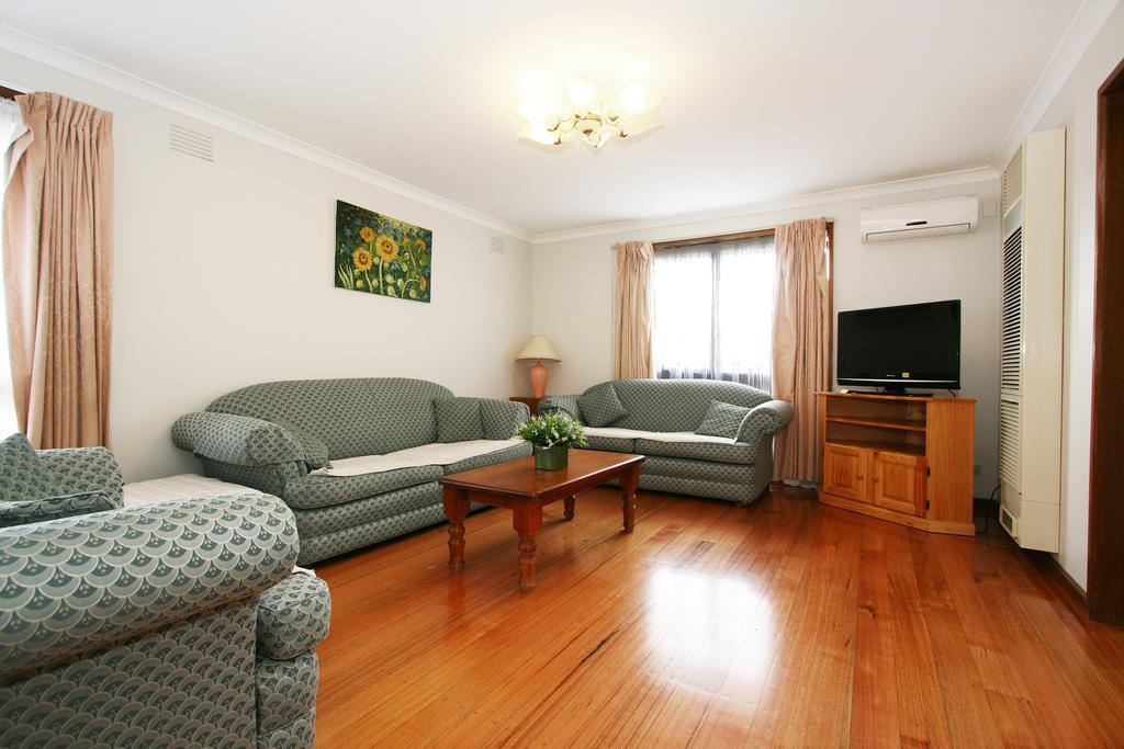 Rent Melbourne Villa Room photo