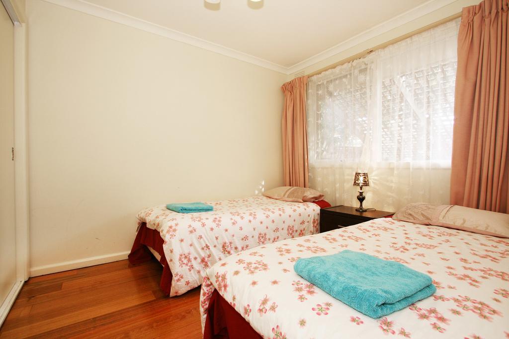 Rent Melbourne Villa Room photo