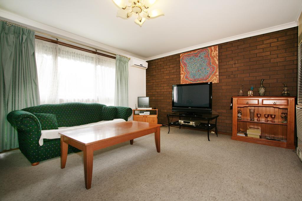 Rent Melbourne Villa Room photo